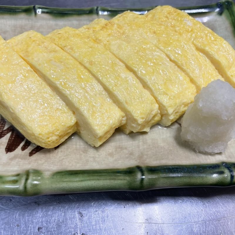 だし巻き玉子。ふんわり焼いた玉子に大根おろしを添えた一皿