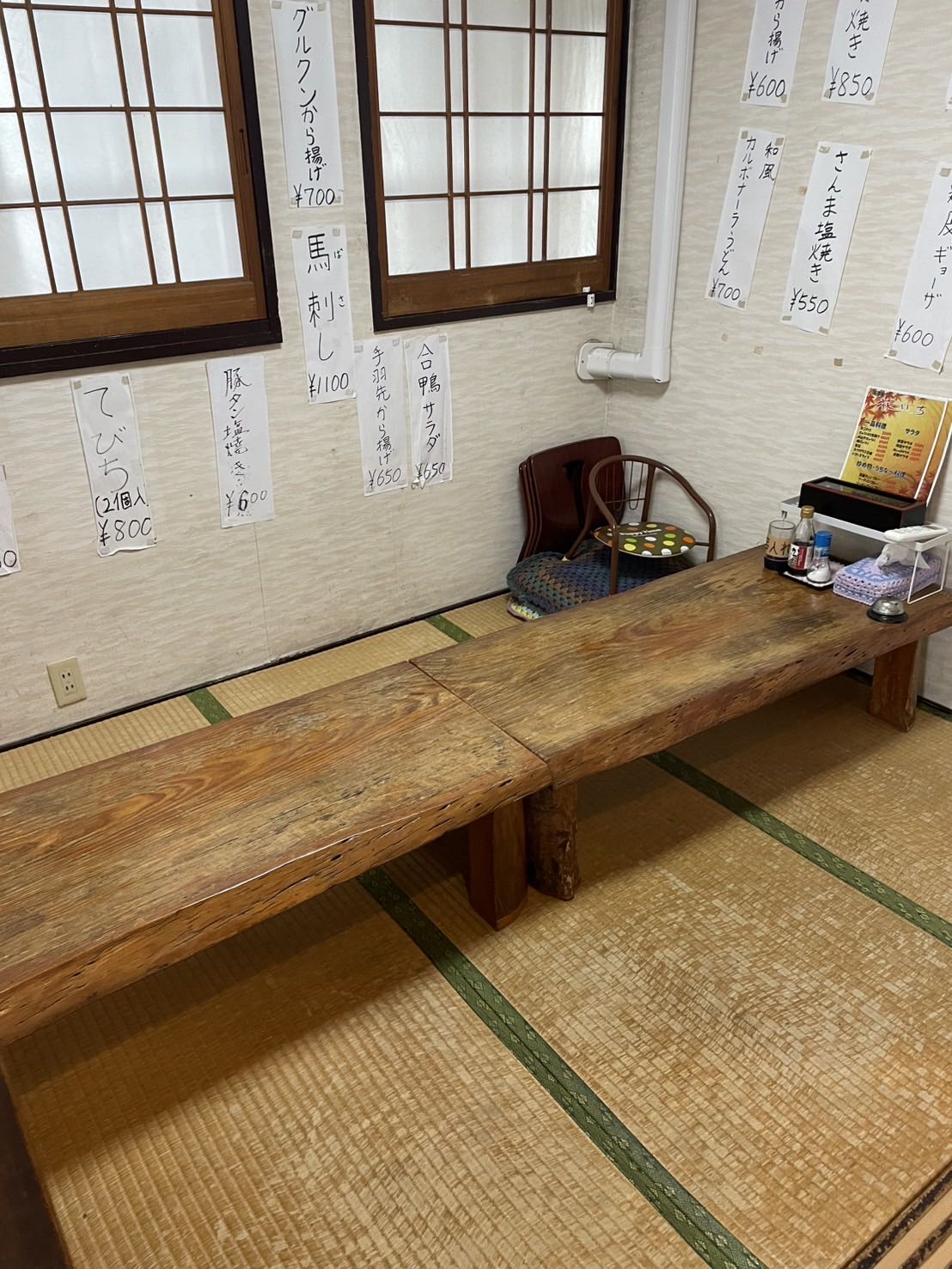 花いちの小上がり。畳に一枚板の低いテーブルが並ぶ