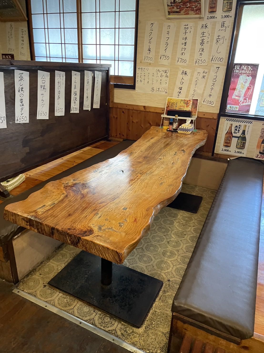 花いちのテーブル席。一枚板の大きなテーブル